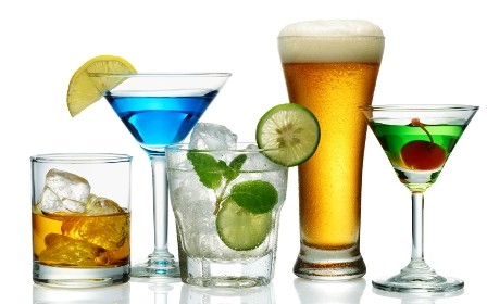 Consumul exagerat de alcool la vârsta adultă ar putea accelera declinul mental la bărbați