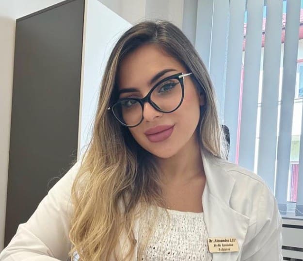 Medic în birou cu halat alb și ochelari.