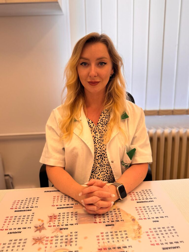 Femeie în halat medical la birou