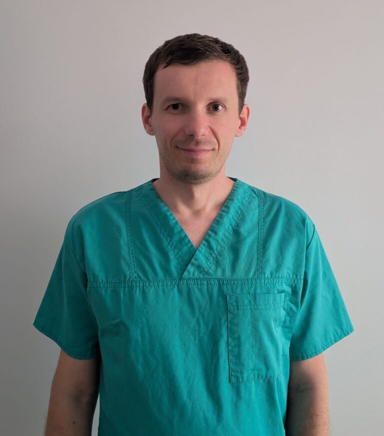 Bărbat în uniformă medicală verde, fundal alb