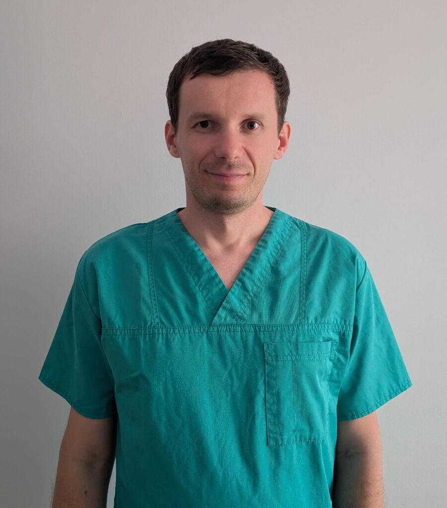 Bărbat în uniformă medicală verde, fundal alb