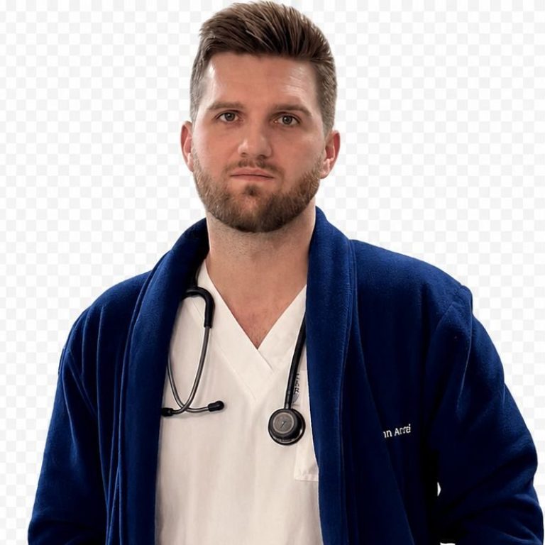 Medic în uniformă albă cu stetoscop