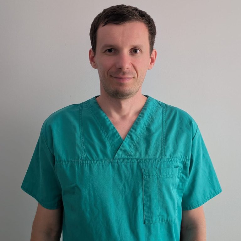 Bărbat în uniformă medicală verde, fundal alb