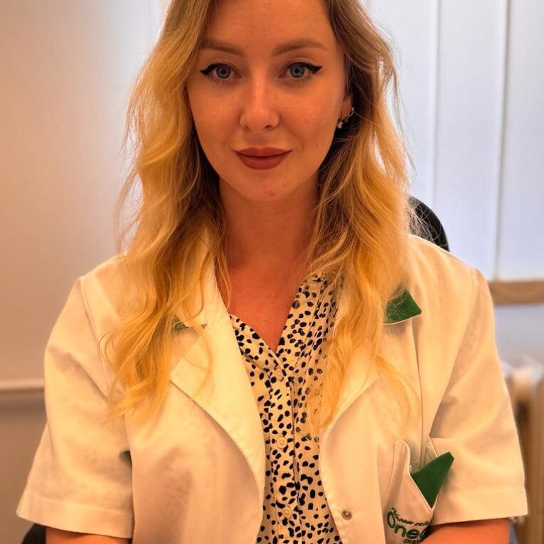Femeie în halat medical la birou