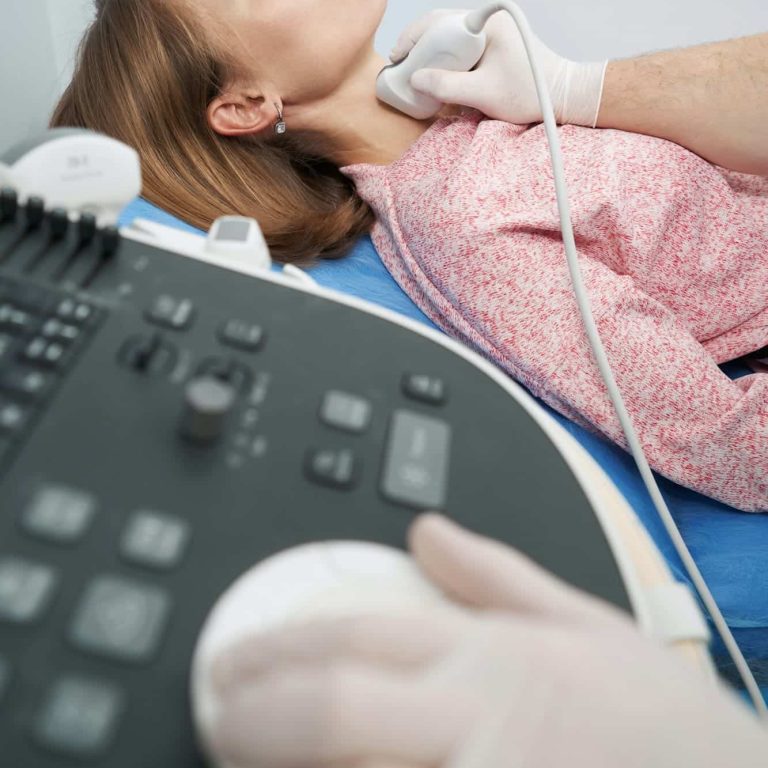 Doctor care efectueaza o Ecografie endocrină