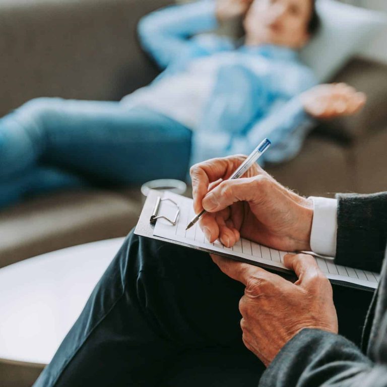 Ședință de terapie, psiholog și pacient relaxat